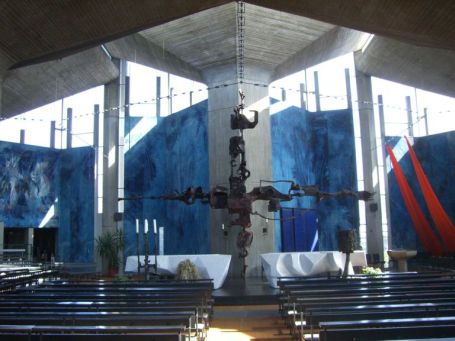 Emmerich : Hansastraße, Heilig-Geist-Kirche, das gewaltige Schrottkreuz ist ein Blickfang in der Kirche